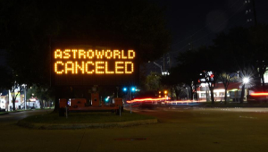 Placa anuncia cancelamento do festival Astroworld após mortes em show de Travis Scott na noite de abertura