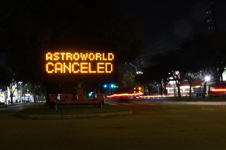 Placa anuncia cancelamento do festival Astroworld após mortes em show de Travis Scott na noite de abertura