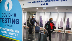 - Passageiros de um voo da United Airlines de Frankfurt, Alemanha, chegam ao Aeroporto Internacional O'Hare em Chicago, Illinois, após reabertura das fronteiras dos Estados Unidos