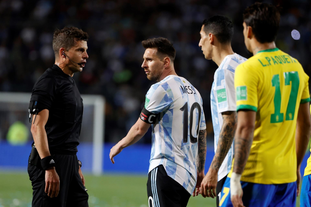 Após queda por erro em uniforme, argentinas vencem e choram - 08/08/2019 -  Esporte - Folha