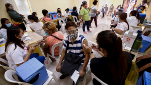 Centro de vacinação contra Covid-19 na Filipinas