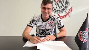 Lucas Piton assinando contrato de renovação com o Corinthians
