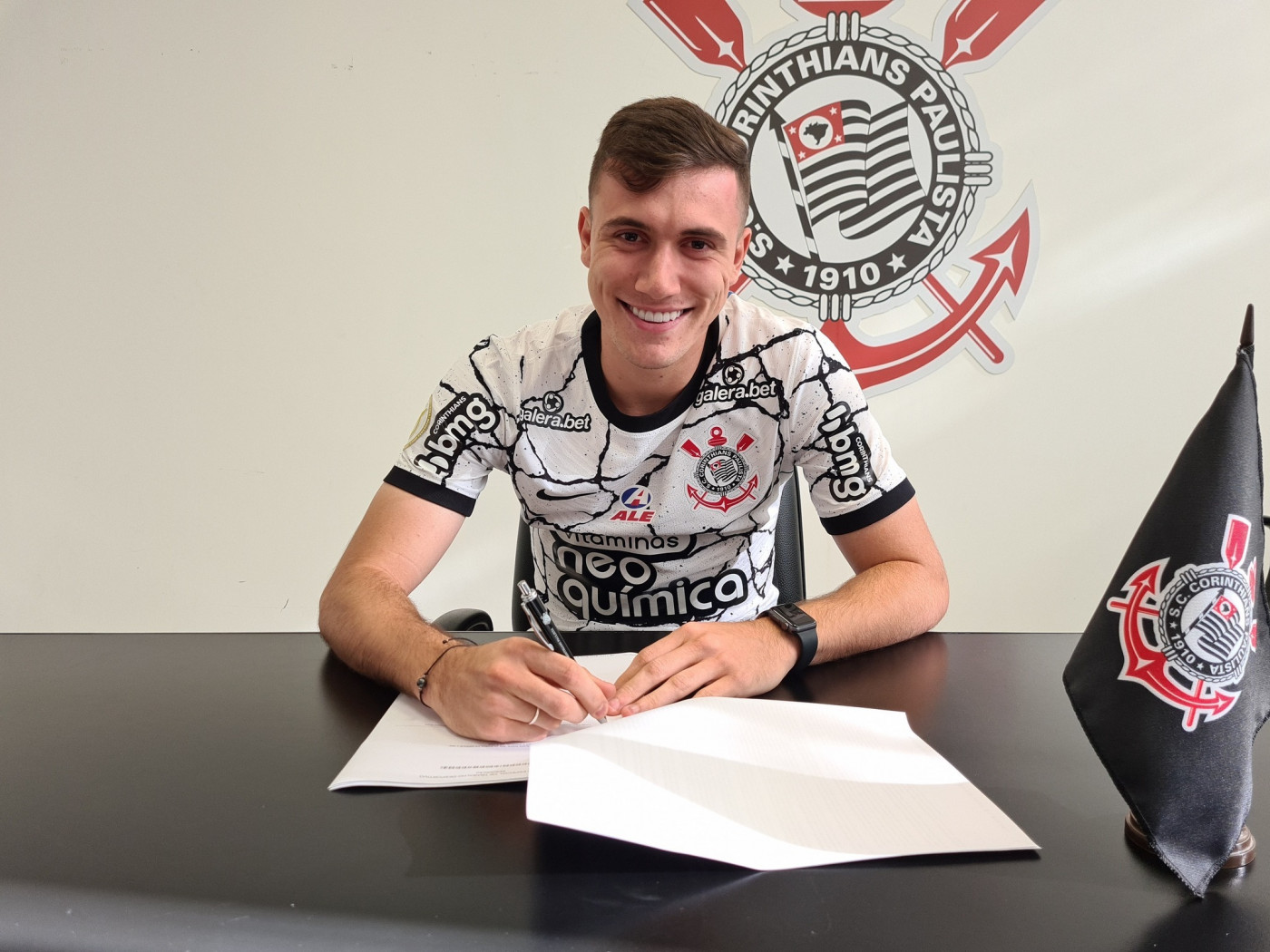 Lucas Piton assinando contrato de renovação com o Corinthians