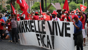 Integrantes do MST segurando faixa 'Marielle Vive Fica!' em frente ao Tribunal de Justiça de São Paulo