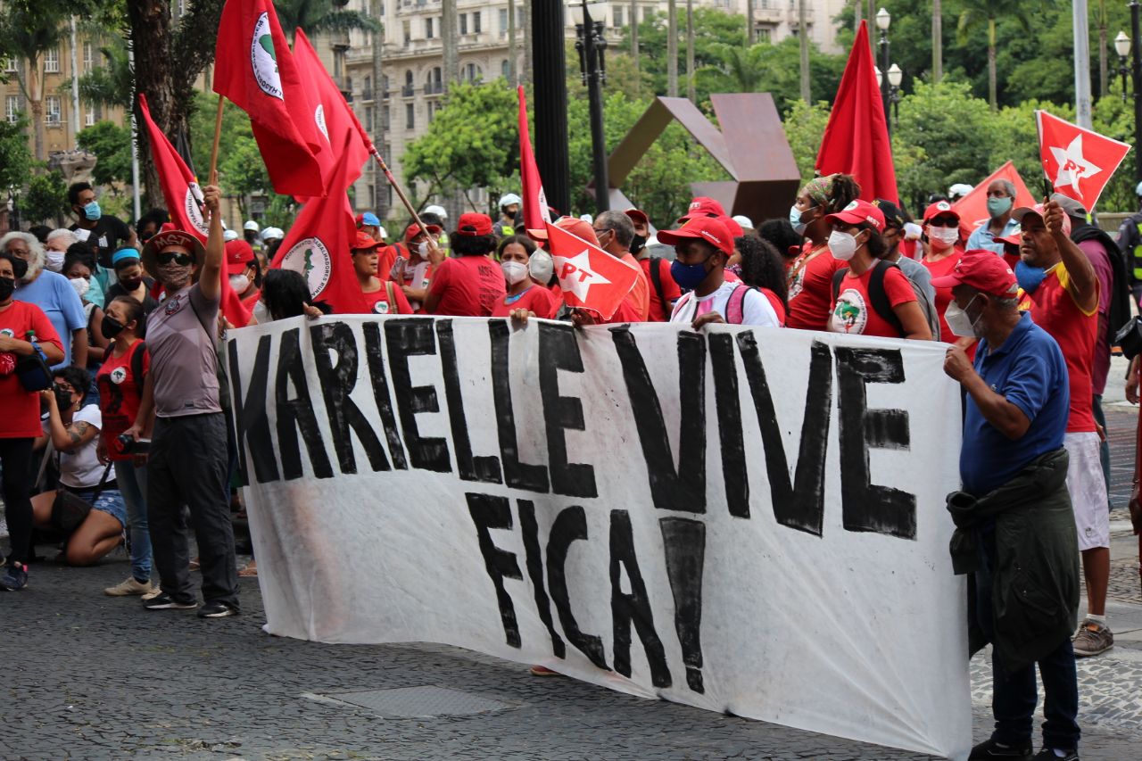 Integrantes do MST segurando faixa 'Marielle Vive Fica!' em frente ao Tribunal de Justiça de São Paulo