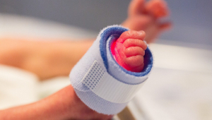 Foco no pé de um bebê prematuro na UTI
