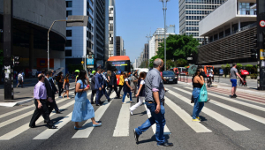 Pedestres atravessando uma faixa na Avenida Paulista