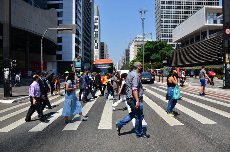 Pedestres atravessando uma faixa na Avenida Paulista