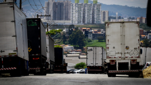 Caminhões circulam em estradas de São Paulo