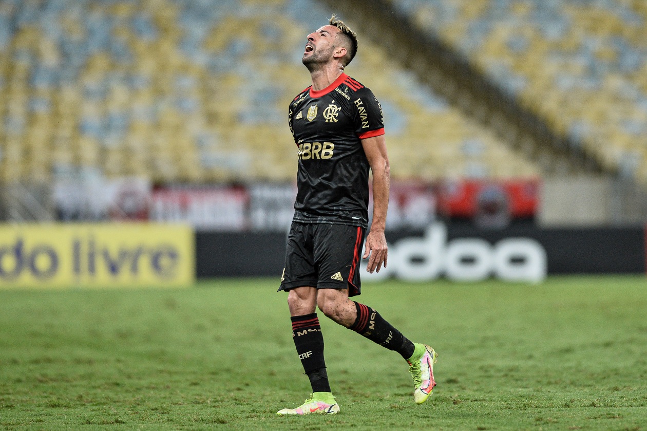 Isla durante partida do Flamengo contra o Athletico