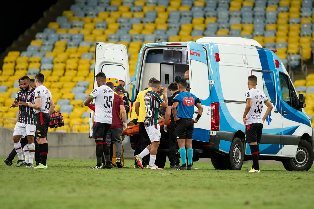 Jogador Zé Welison sai do gramado na ambulância após sobre concussão durante Fluminense x Sport realizada no Estádio do Maracanã pela 30ª rodada do Campeonato Brasileiro 2021, serie A, na noite deste domingo