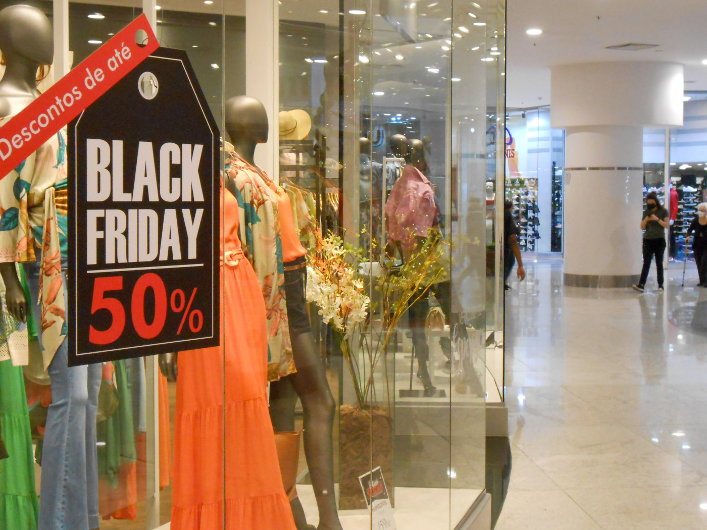 Lojas colocam anúncios da Black Friday