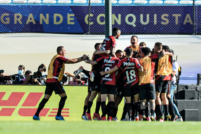 Jogadores do Athletico-PR comemoram gol de Nikão diante do RB Bragantino, pela final da Sul-Americana