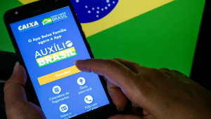 Pessoa mexe em aplicativo do Auxílio Brasil