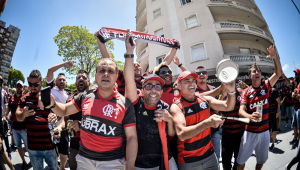 Com camisas do Flamengo, instrumentos musicais e faixas, torcedores rubro-negros fazem festa nas ruas de Montevidéu