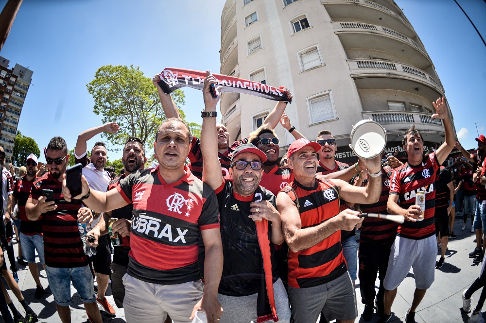 Com camisas do Flamengo, instrumentos musicais e faixas, torcedores rubro-negros fazem festa nas ruas de Montevidéu