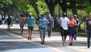 Movimentação de pessoas sem máscaras no Parque do Ibirapuera