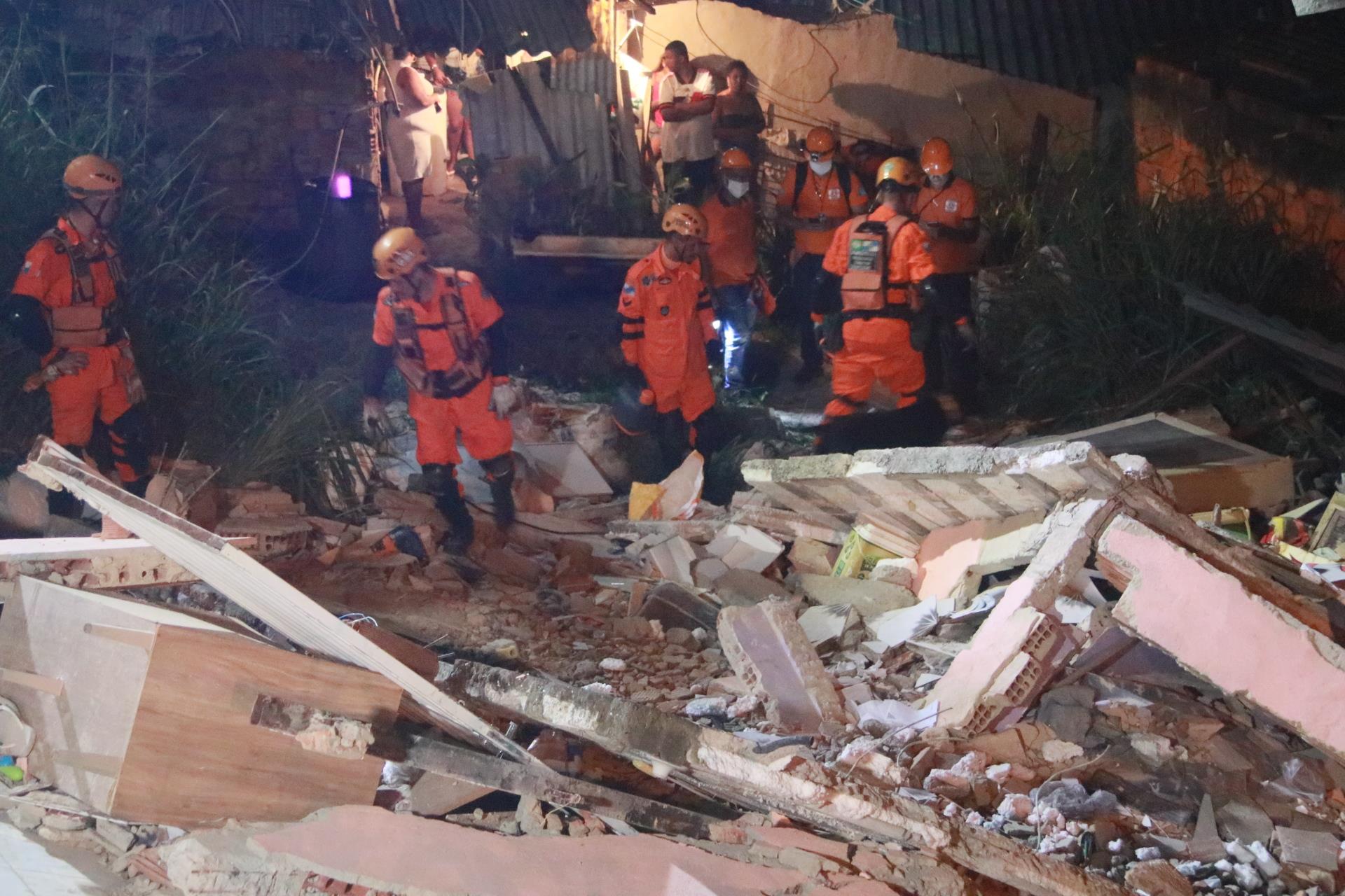 Bombeiros trabalham em resgate de vítimas de desabamento no Rio de Janeiro