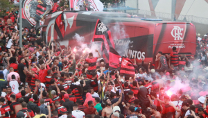 Ônibus do Flamengo passa através de multidão que faz festa antes de embarque para a final da Libertadores
