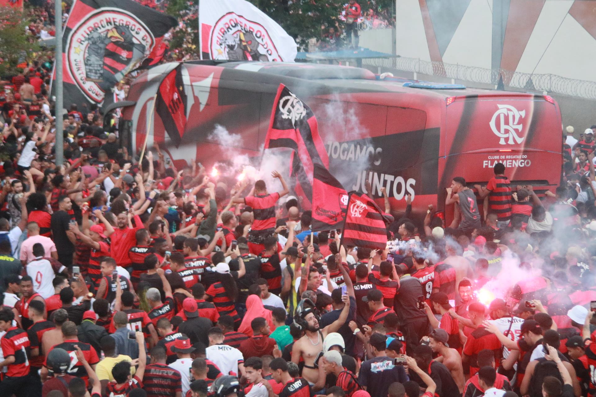 Ônibus do Flamengo passa através de multidão que faz festa antes de embarque para a final da Libertadores