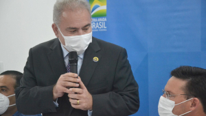 O ministro da Saúde, Marcelo Queiroga, assina contrato para aquisição de vacinas Covid-19 da Pfizer para 2022, nesta segunda-feira (29), em Salvador