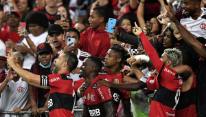 Jogadores do Flamengo tiram selfie com torcedores em comemoração de gol