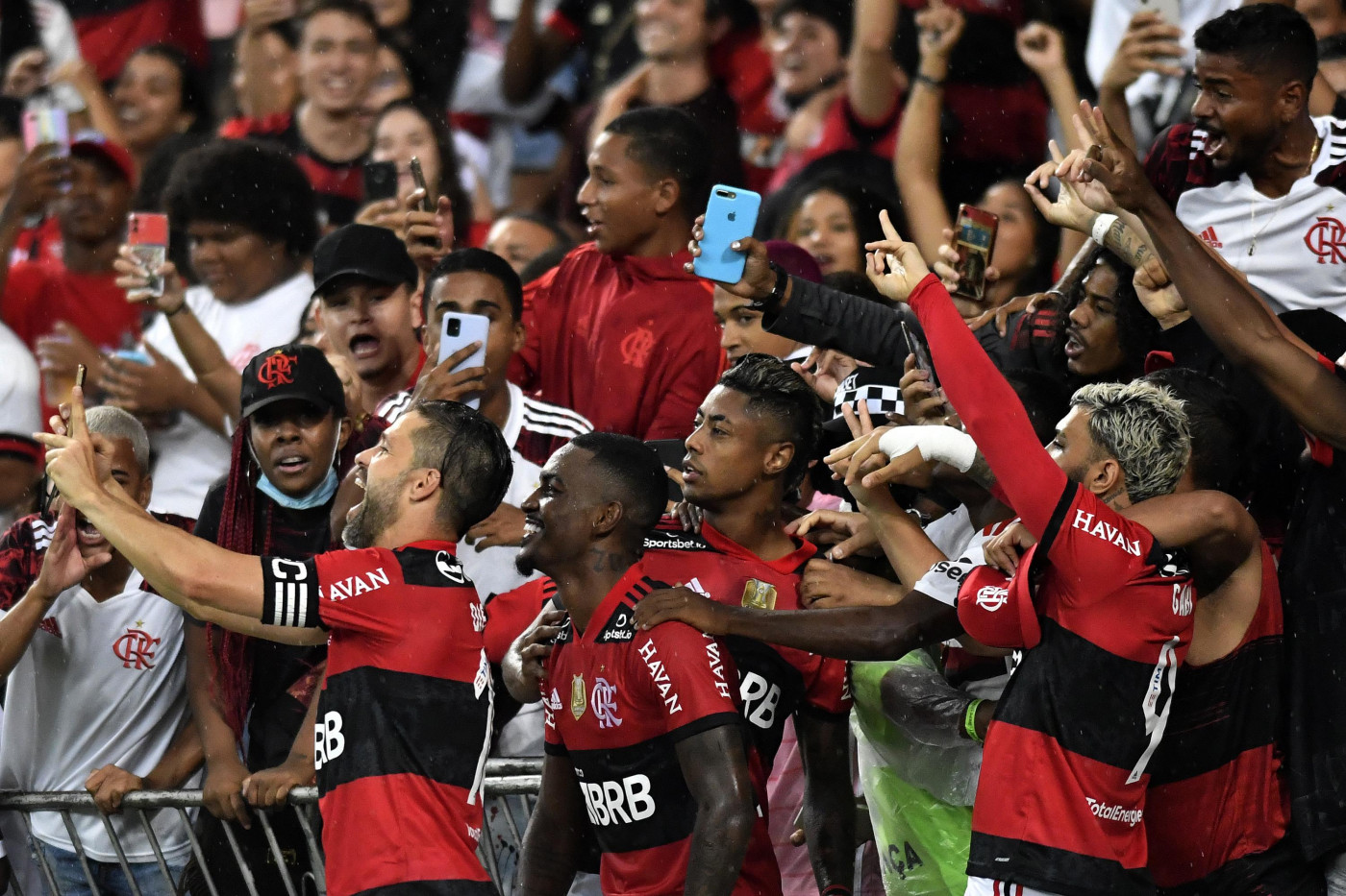 Jogadores do Flamengo tiram selfie com torcedores em comemoração de gol