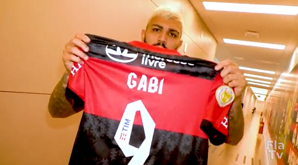 Gabigol Assina Camisa Do Flamengo Para Torcedor Mirim Do Santos ...