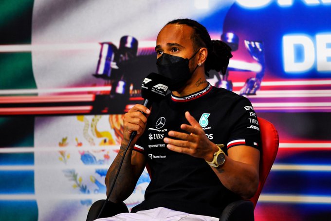 Lewis Hamilton durante entrevista coletiva na Fórmula 1