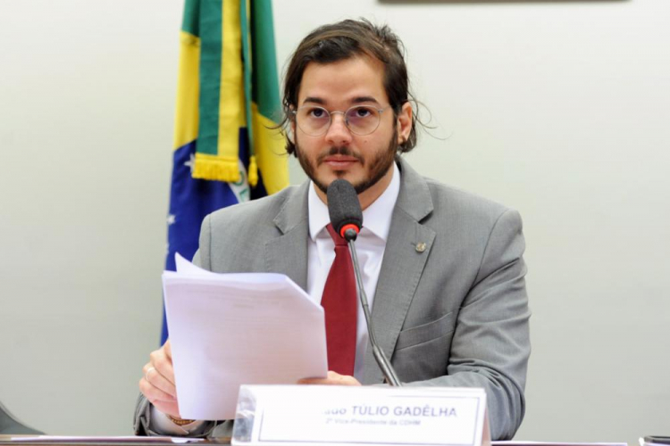 Deputado Túlio Gadêlha solicita escolta após ameaças por oposição à anistia