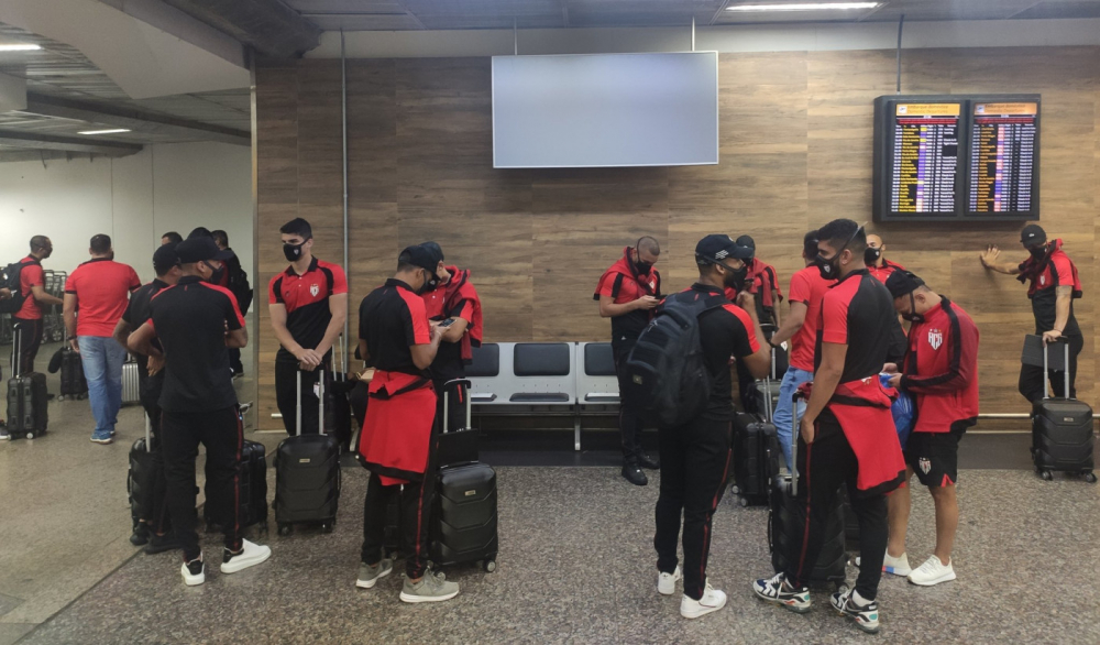 Jogadores do Atlético-GO precisaram retornar para São Paulo