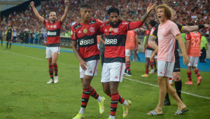 Bruno Henrique e Rodinei, do Flamengo, comemoram gol em vitória contra o Corinthians
