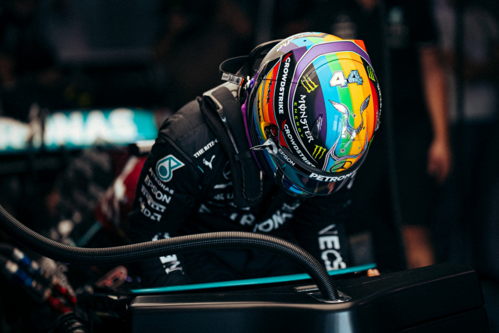 Lewis Hamilton está usando um capacete com as cores do arco-íris no GP do Catar