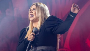 Marília Mendonça dançando durante show - cantora morreu com 26 anos em tragédia aérea
