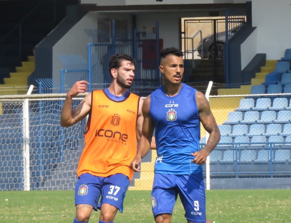 MC Livinho durante treinamento do São Caetano