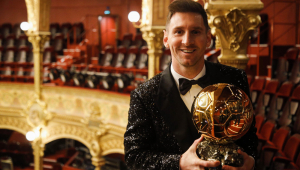 Messi carregando sua sétima Bola de Ouro