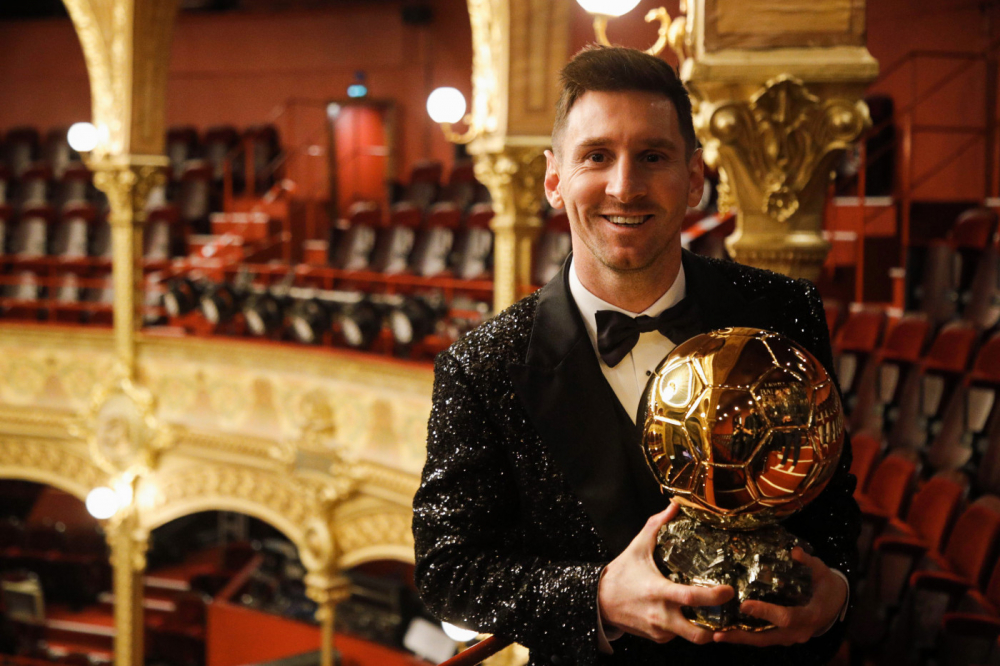 Messi carregando sua sétima Bola de Ouro