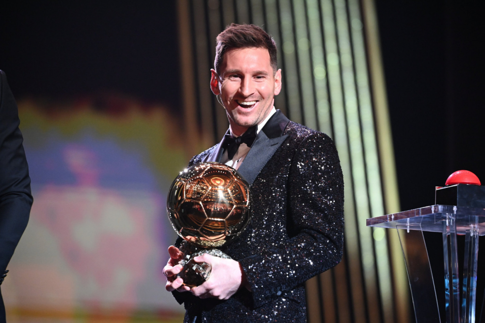 Messi segurando sua sétima Bola de Ouro