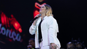A cantora Marília Mendonça olhando para o alto enquanto canta em show no Rio de Janeiro
