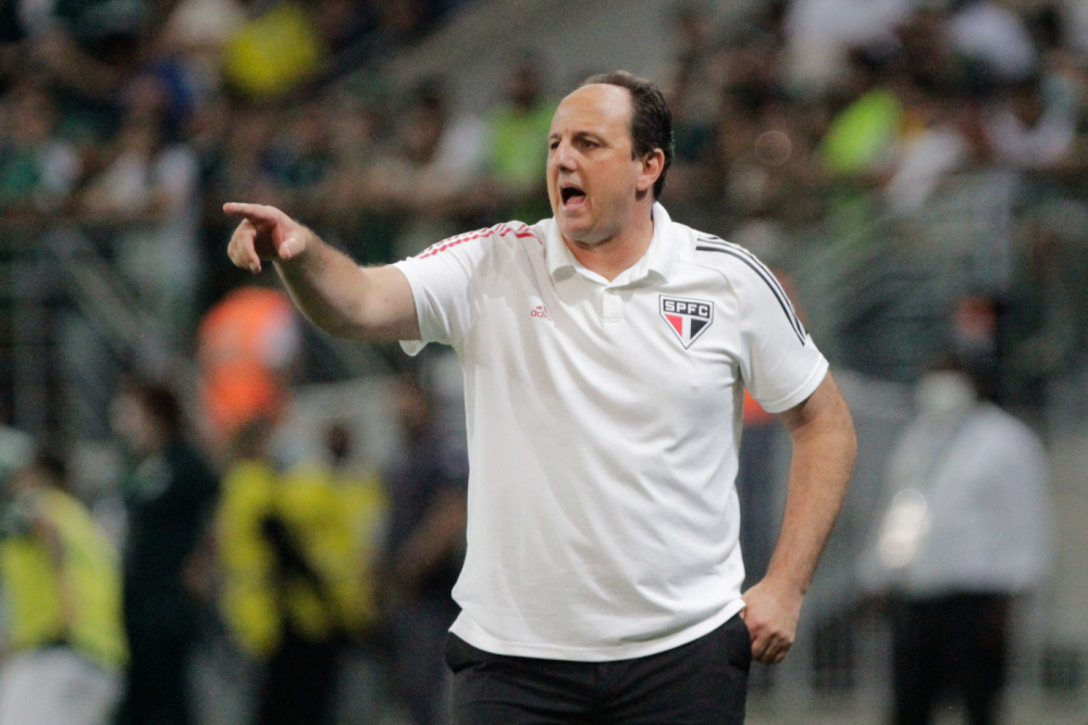 Rogério Ceni orientando os jogadores do São Paulo diante do Palmeiras