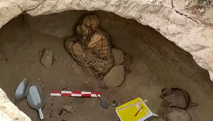 mumia em tumba no peru