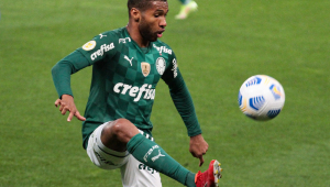 Wesley domina a bola durante partida do Palmeiras