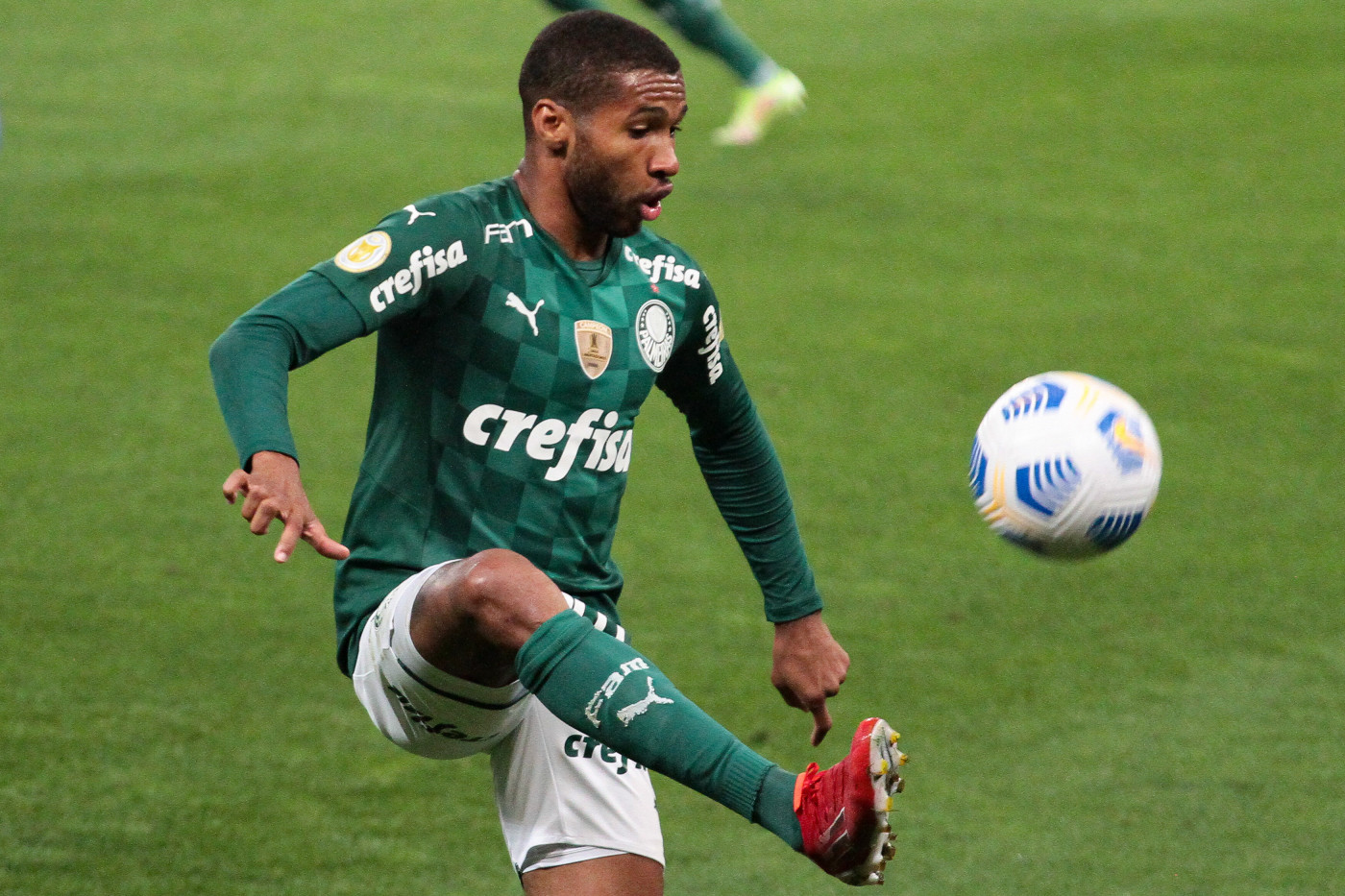 Wesley domina a bola durante partida do Palmeiras