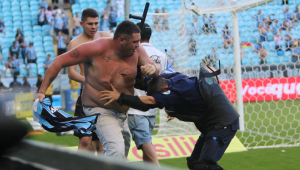 Torcedores do Grêmio invadiram a arena após a derrota para o Palmeiras