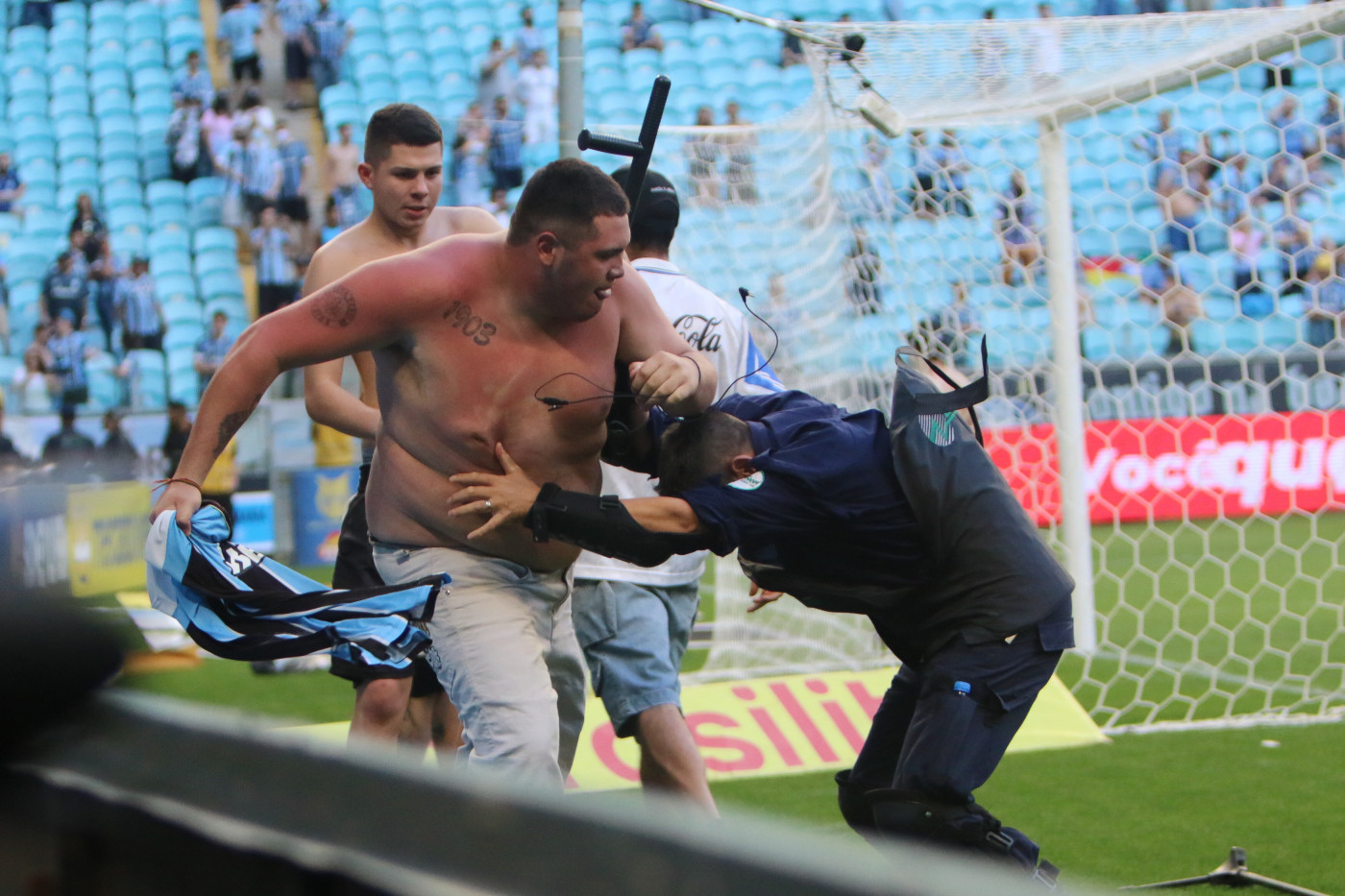 Torcedores do Grêmio invadiram a arena após a derrota para o Palmeiras