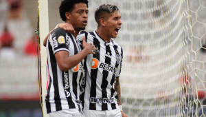 Zaracho e Keno comemoram gol do Atlético-MG contra o Athletico-PR
