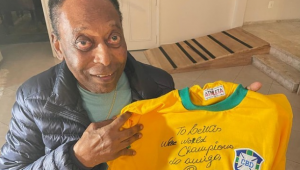 Pelé presenteou Lewis Hamilton com uma camisa da seleção autografada