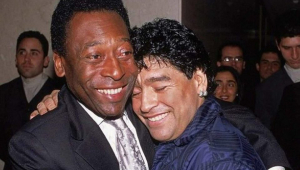 Pelé e Maradona, os dois maiores jogadores da história, abraçados