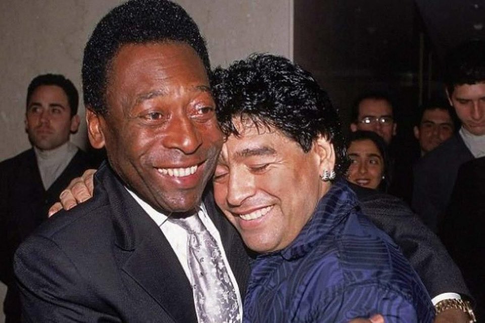 Pelé e Maradona, os dois maiores jogadores da história, abraçados