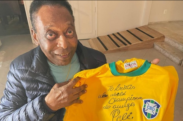 Pelé presenteou Lewis Hamilton com uma camisa da seleção autografada